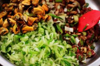 加入提前切碎的萝卜和切块的青口肉。