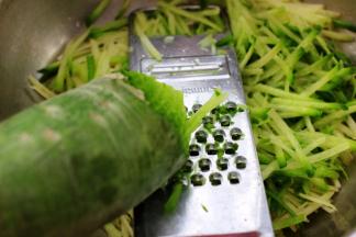 青萝卜洗净后用擦丝器擦成细丝，因为萝卜太大，我只用了1/3的萝卜。