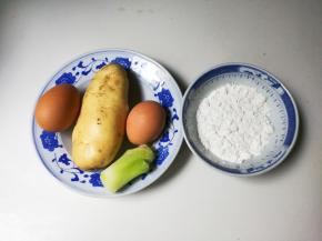准备好食材：土豆，鸡蛋，面粉，大葱