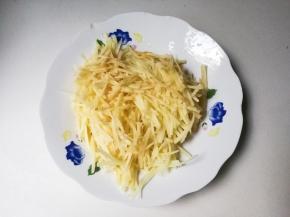 土豆削去皮擦成丝