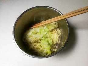 盆中放入土豆丝和大葱