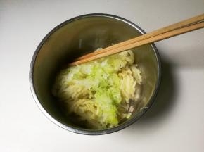 盆中放入土豆丝和大葱