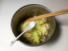 放入半小勺盐拌匀