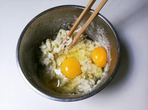 打入鸡蛋拌匀成面糊