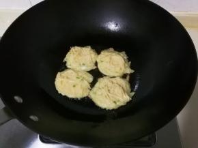 热锅热油放入鸡蛋面糊中火煎金黄