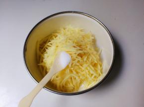 放入适量盐拌匀腌制五分钟