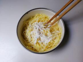 放入面粉拌匀