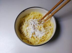 放入面粉拌匀