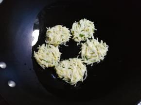 热锅热油，用勺子一个一个挖出面糊放入锅中中火煎金黄