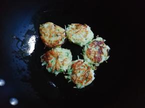 翻面再煎至金黄