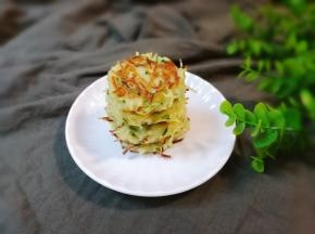 带着花生葱香味的土豆鸡蛋饼特别香好吃