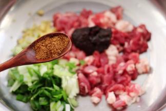 先加入豆瓣酱后再加入花椒粉。