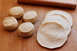 用擀面杖擀成圆形薄面皮，记住是要把面皮擀的是外薄中间厚一点呀。