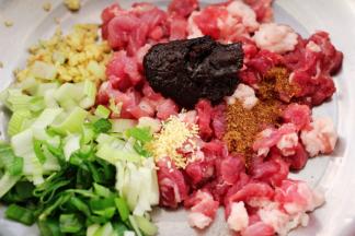 看见所有的食材和调料都准备齐全后。