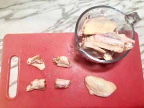 1.每个鸡翅都分成4块这样更入味