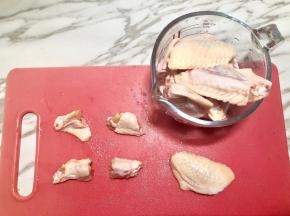1.每个鸡翅都分成4块这样更入味