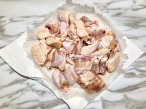 2.冲洗三遍，用厨房纸擦干水分