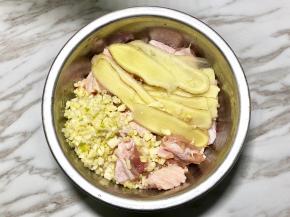 3.把蒜剁碎，姜切薄大片，因为一会儿要铺肉底下，太小不好捡出