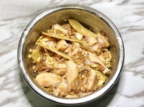 5.抓匀腌30分钟