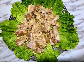 6.准备一个大蒸盘，底下铺上生菜，然后铺刚才的姜片，姜片上面放鸡翅