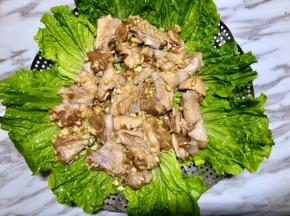 6.准备一个大蒸盘，底下铺上生菜，然后铺刚才的姜片，姜片上面放鸡翅