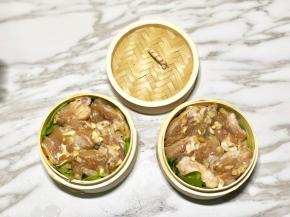 6.准备一个大蒸盘，底下铺上生菜，然后铺刚才的姜片，姜片上面放鸡翅