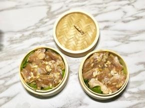 6.准备一个大蒸盘，底下铺上生菜，然后铺刚才的姜片，姜片上面放鸡翅