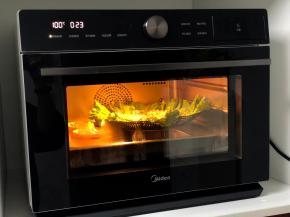 8.放入美的蒸烤箱大约蒸20分钟