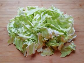 包菜用手撕碎。