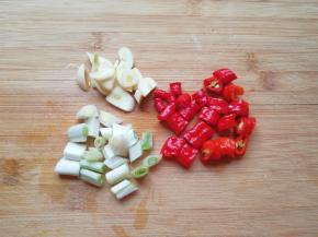 葱、蒜、线辣椒分别洗干净切碎。