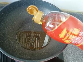 炒锅烧热倒入适量的花生油。