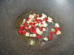 下入葱、蒜、线辣椒炒香。