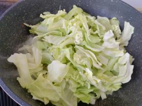 下入包菜翻炒至变色变软。