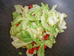 加入生抽翻炒均匀。