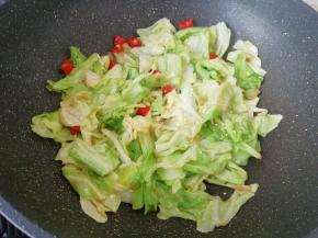 放盐和鸡精调味出锅。