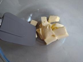 黄油切小块，在室温下软化