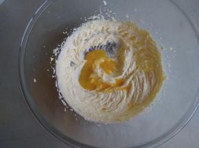 用打蛋头将糖粉和黄油混合一下，再开电源打发黄油至颜色变浅的状态，将全蛋液分3次倒入到黄油里