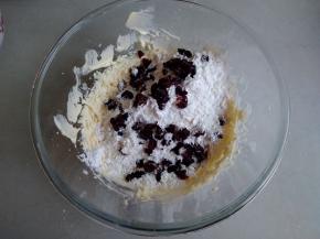 将面粉过筛进去，倒入蔓越莓碎