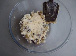 用刮刀将它们拌均匀