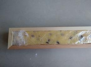 放在保鲜膜上，整理成长方形或者圆形，放入冰箱冷冻层1个小时。我使用的是饼干模，这样弄更方便，没有模具，用手也可以整好