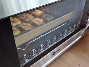 放入已经预热到160度的东菱K40C烤箱中下层，烘烤20-25分钟左右，最后几分钟留意上色情况