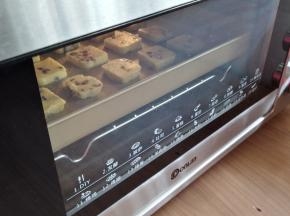 放入已经预热到160度的东菱K40C烤箱中下层，烘烤20-25分钟左右，最后几分钟留意上色情况