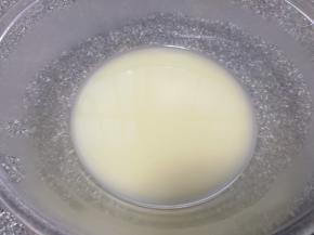 盆里倒温水，加入发酵粉、盐和糖混合均匀。