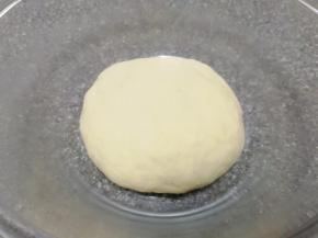 揉成光滑的面团，盖上保鲜膜发酵至两倍大。