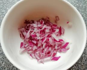 洋葱洗干净切成小丁。