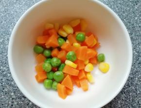 胡萝卜洗干净切成小丁，和青豆玉米粒一起焯熟。