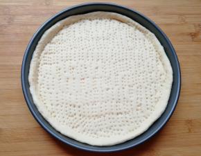 用叉子扎满小孔，防止饼皮在烤制的过程中中间凸起，做好的饼底静置15-20分钟进行第二次发酵。