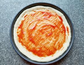 在饼底涂上一层番茄酱。
烤箱上下管200度预热。