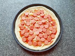 铺上一层火腿肠片。