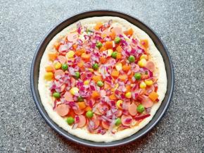 放上青豆、玉米粒和胡萝卜，撒上洋葱。